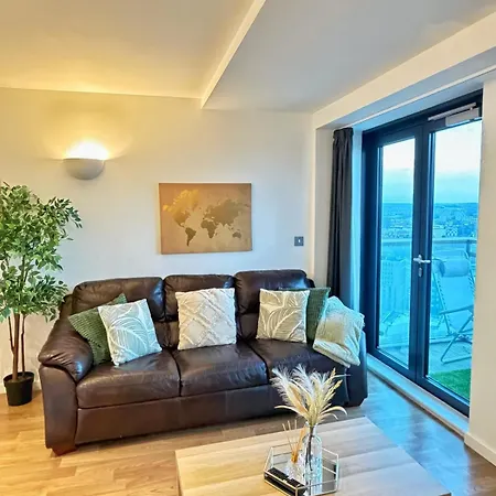 Stylish Centre W Balcony & Skyline Views Apartment Leeds (West Yorkshire)