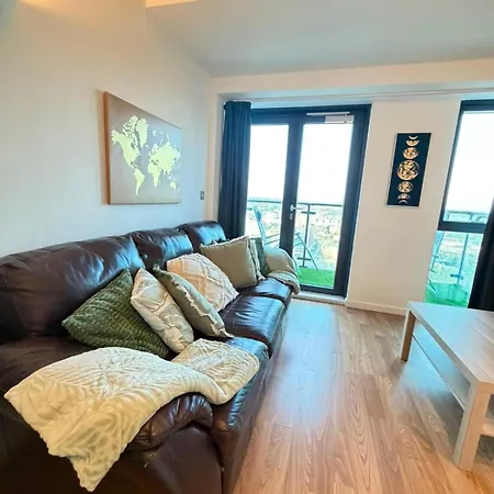 Apartment Stylish Centre W Balcony & Skyline Views