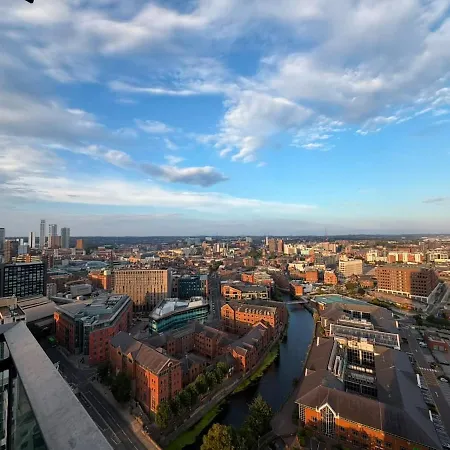 Stylish Centre W Balcony & Skyline Views Apartment