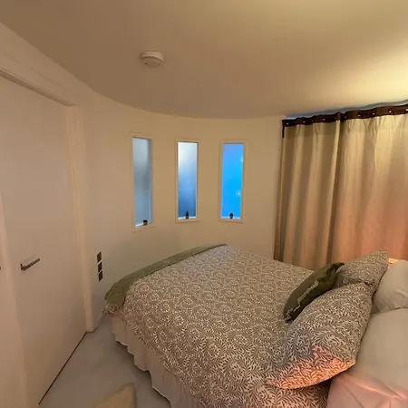 Stylish Centre W Balcony & Skyline Views Apartment