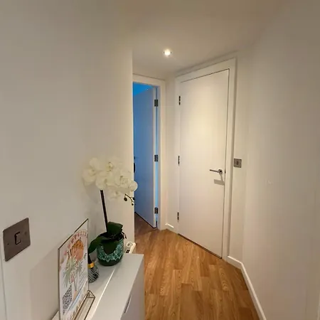 Apartment Stylish Centre W Balcony & Skyline Views *